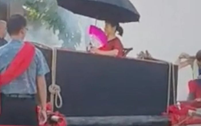 Con trai thuê 16 người khiêng quan tài đưa mẹ về nhà để cầu phúc