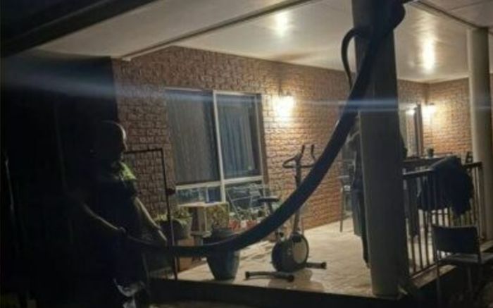 Con 'quái vật' dài hơn 5 mét, nặng gần 27 ký đột nhập vào nhà khiến gia đình khiếp sợ