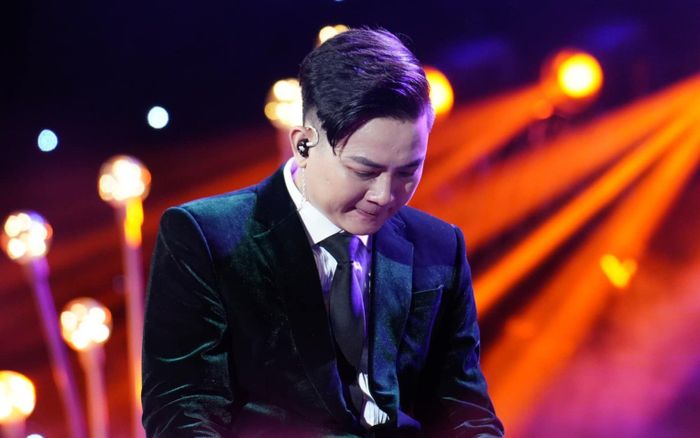 Rộ clip Hoài Lâm có hành động gây chú ý trước giờ vợ cũ đám cưới