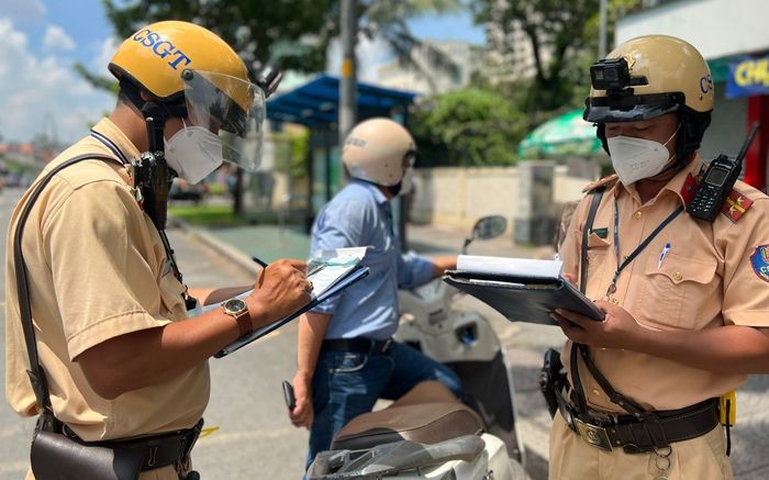 Lỗi 'xe không chính chủ' từ 7/2025: Vợ chồng đi xe máy của nhau liệu có bị phạt?