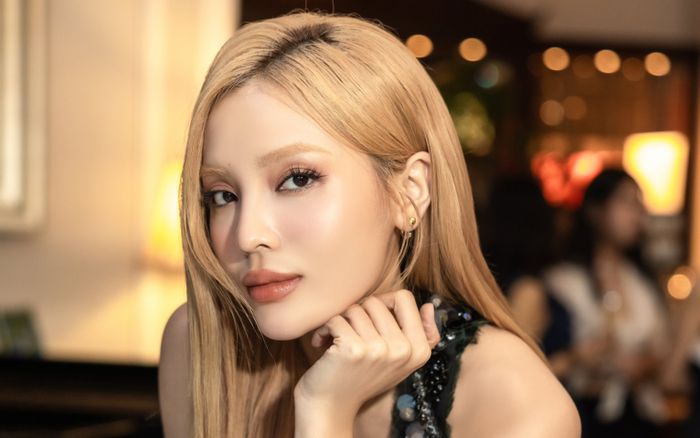 Bàn tay bí ẩn bên Hoa hậu Kỳ Duyên khiến dân mạng 'dậy sóng'