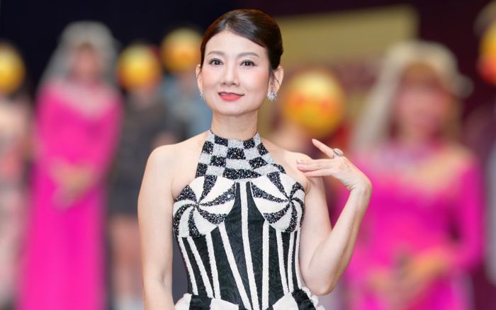 'Ảnh cưới' gây xôn xao của NSND Mỹ Uyên