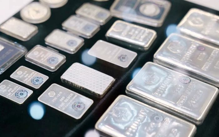 Giá vàng tăng cao, bạc được nhiều người lựa chọn để đầu tư và làm quà tặng