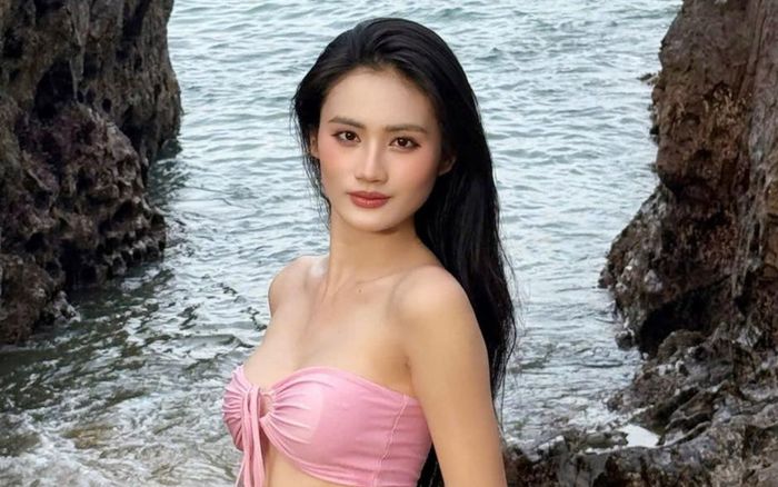 Ý Nhi diện outfit đi biển quyến rũ, một chi tiết khiến netizen 'đứng hình'