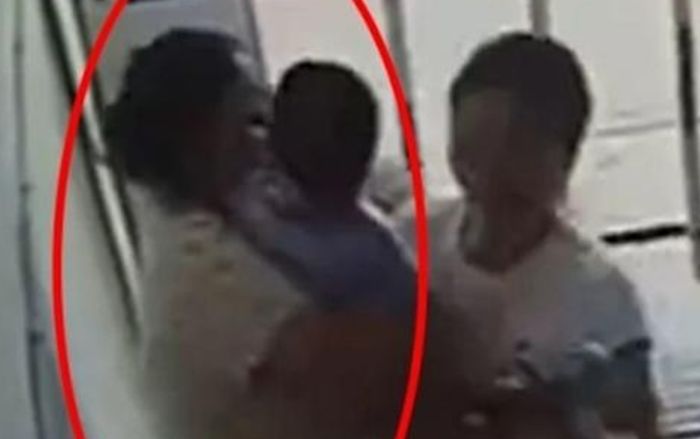 Bé trai 1 tuổi nhiễm bệnh sau khi bị hàng xóm hôn vào má
