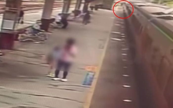 Hành khách bám vào khe tàu tốc hành suốt 7 phút như 'người nhện', cảnh sát vào cuộc điều tra