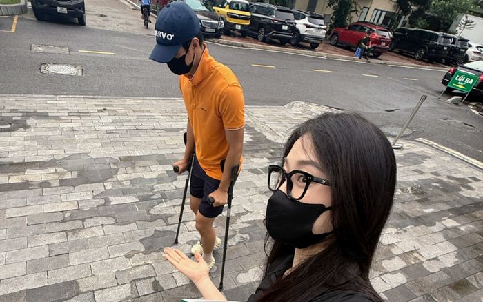 Nam diễn viên Việt chống nạng tập tễnh 2 tháng, phản ứng của vợ Á hậu gây chú ý