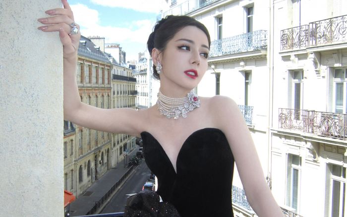 Địch Lệ Nhiệt Ba bị chê giả tạo vì 1 hành động