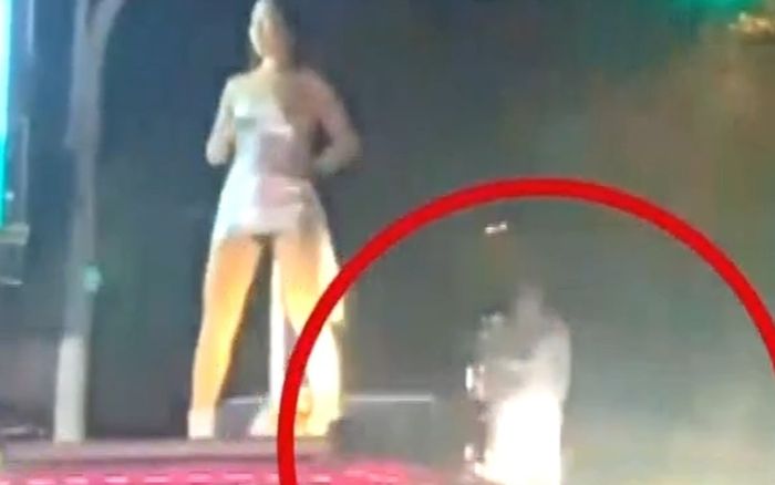 Chàng trai bị trói bằng màng bọc thực phẩm, mời vũ công nhảy trên nóc xe để mừng sinh nhật