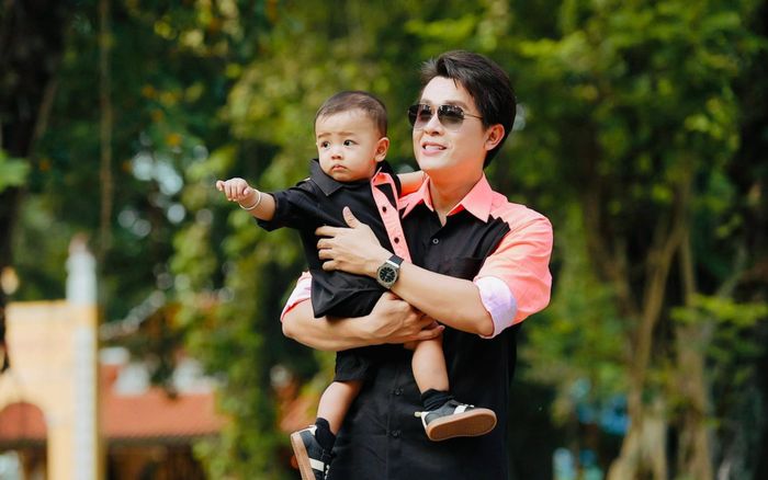 Xúc động nỗi lòng của Hòa Hiệp khi làm bố tuổi 43