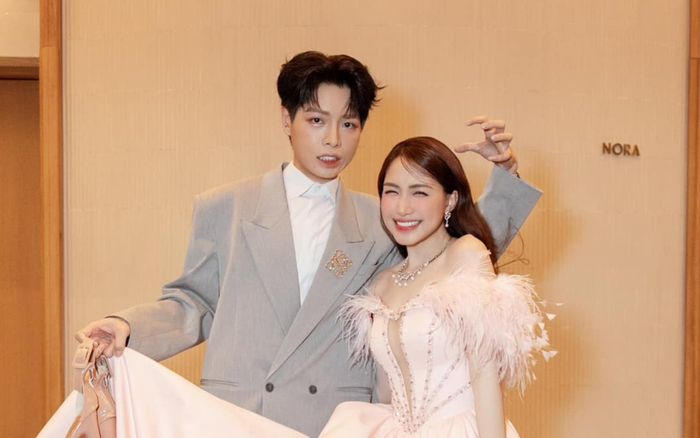 Hòa Minzy hành động lạ giữa lúc Đức Phúc thi quốc tế