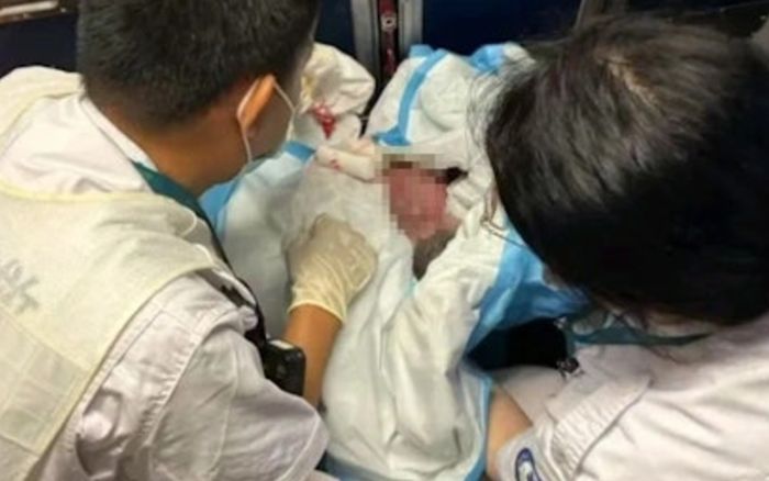 Xôn xao cô gái 16 tuổi sinh con trên máy bay