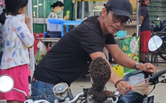 Ăn bát mì rồi quay lại, người đàn ông tá hỏa trước cảnh tượng trên chiếc xe máy