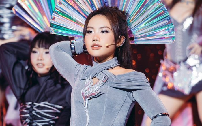 Nữ ca sĩ Nhật Bản theo dõi duy nhất Phương Mỹ Chi tại Sing! Asia