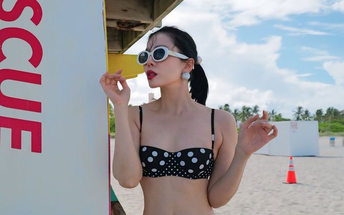 Lệ Quyên tung ảnh diện đồ bơi nét căng, nói gì khi được so với 'gái đôi mươi'?