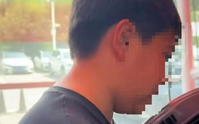 Bé trai 9 tuổi bị nhốt trong cốp xe suốt nhiều giờ khi đi du lịch cùng cha ruột và mẹ kế