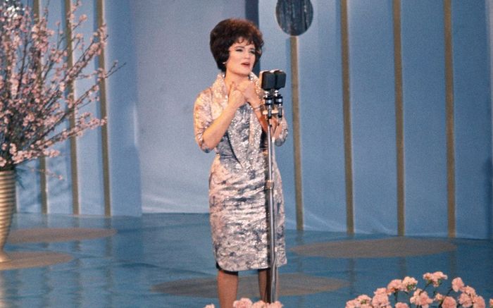 Cuộc đời bi kịch của nữ ca sĩ vừa qua đời ở tuổi 87: Bị đưa vào viện tâm thần 17 lần, trải qua 4 đời chồng