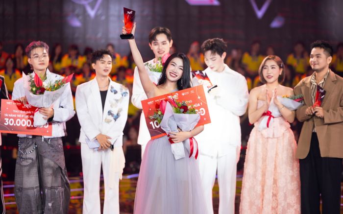 Nữ sinh HUTECH chạm đỉnh đam mê, giành ngôi Quán quân TRẺ Concert mùa 1