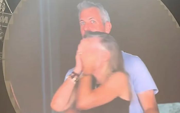 CEO công ty 1,3 tỷ USD và nhân viên bị 'kiss cam' vạch trần bê bối tình ái ngay tại concert Coldplay