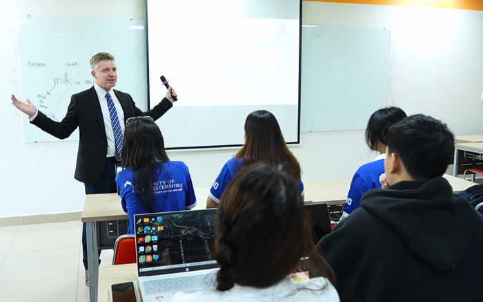 Theo học chương trình Cử nhân Anh Quốc bỏ qua áp lực điểm số, chỉ cần tốt nghiệp THPT