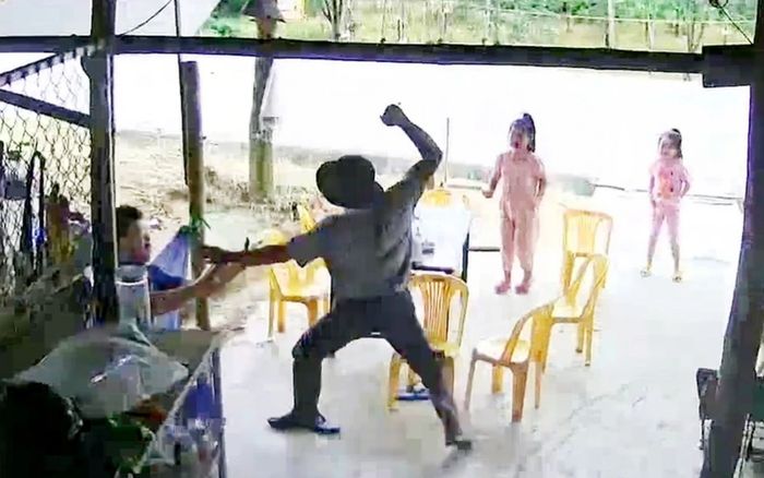 Bị vợ mắng, gã đàn ông trút giận lên chủ quán nước mía