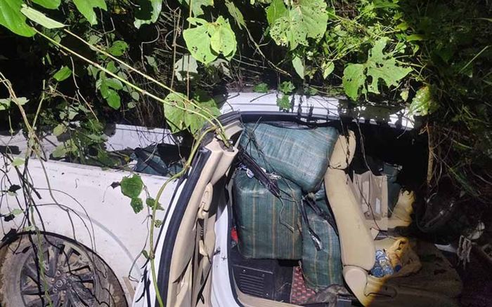 Tài xế bỏ trốn khi gặp chốt kiểm tra, kinh hoàng với thứ được giấu bên trong xe tải chở hàng