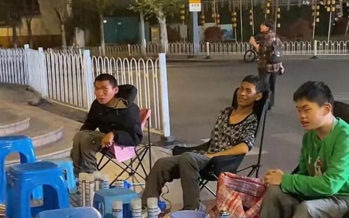 Ba thanh niên bị bại não dựng quầy bán tỏi tại chợ gây xúc động