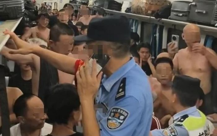Hành khách ngạt thở trên xe buýt không có điều hòa: 1 người ngất xỉu, hơn 100 người mắc kẹt