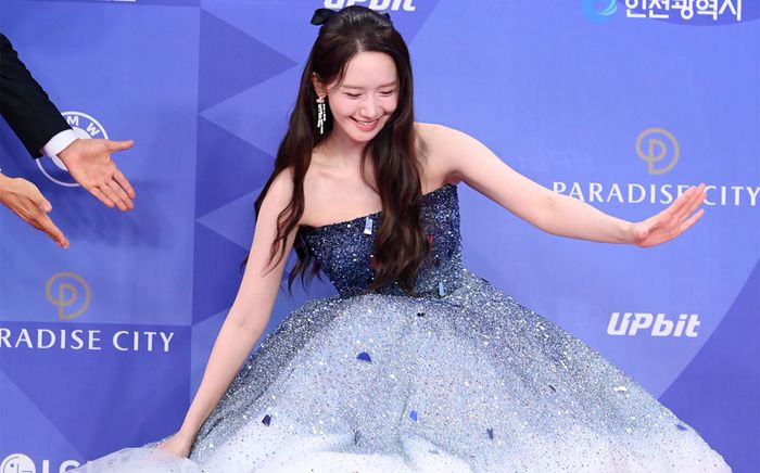 Yoona với cú ngã 'tuyệt đối điện ảnh' trên siêu thảm đỏ Rồng Xanh 2025