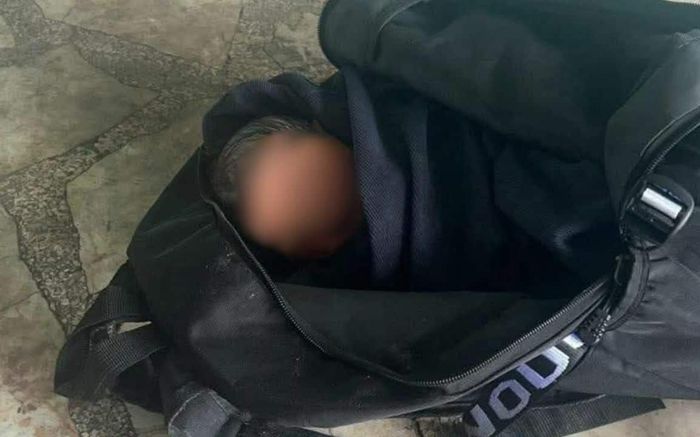 Người phụ nữ vứt chiếc balo ngoài đường, người dân bàng hoàng khi kiểm tra bên trong