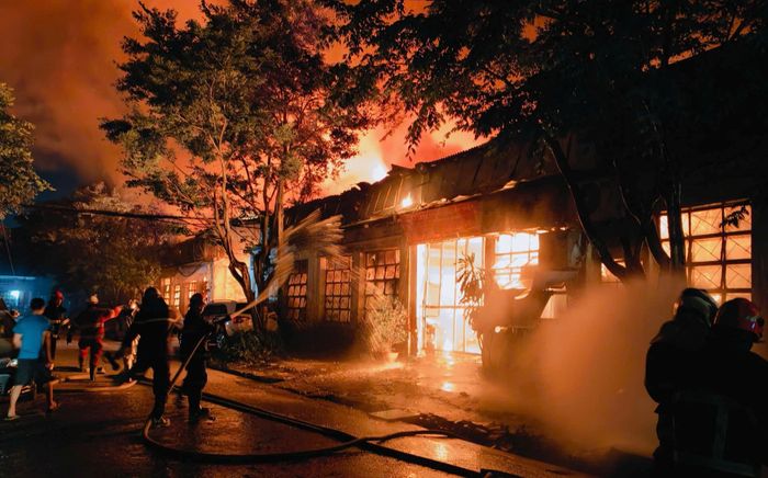 Cháy nhà kho rộng 1.700m2 tại Hà Nội