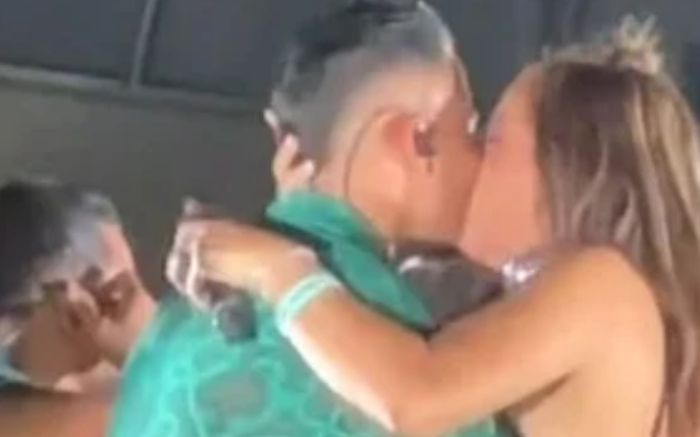 Người phụ nữ bị chồng ly dị vì hôn môi nam ca sĩ khi đi xem ca nhạc