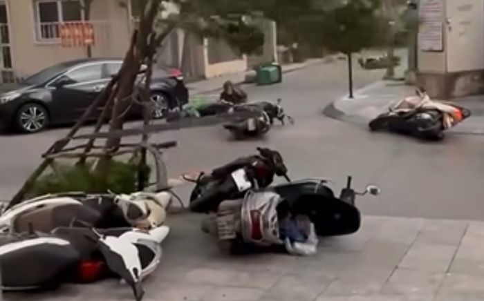 Hà Nội giông lốc kinh hoàng, gió giật mạnh khiến cây cối đổ la liệt, xe cộ khó di chuyển