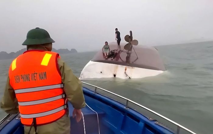 Cận cảnh cứu hộ vụ lật tàu chở 49 người trên vịnh Hạ Long