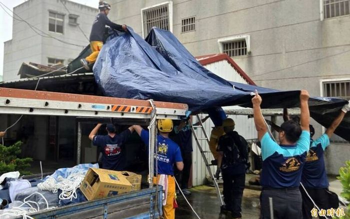 Tìm chỗ sửa mái nhà sau bão, cụ ông 70 tuổi 'mất trắng' hơn 600 triệu đồng