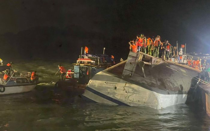 Cập nhật vụ lật tàu ở Quảng Ninh: Cabin cắm xuống bùn, khó khăn trong việc lật lại thân tàu