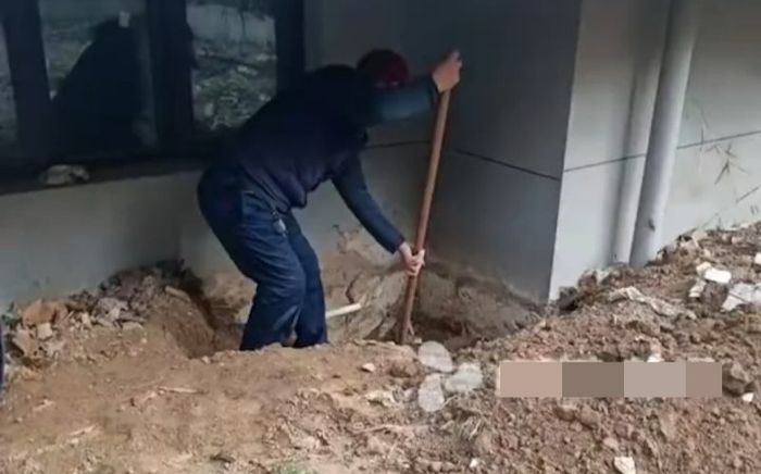 Sửa lại căn nhà mới mua, phát hiện bộ hài cốt được chôn sâu dưới đất