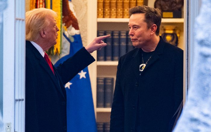 Tổng thống Donald Trump xem xét trục xuất 'bạn từng thân' Elon Musk
