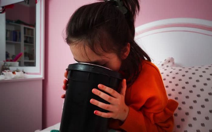 Bé gái liên tục nôn mửa ra bầy giun lúc nhúc trong một tháng, sự thật gây kinh hãi