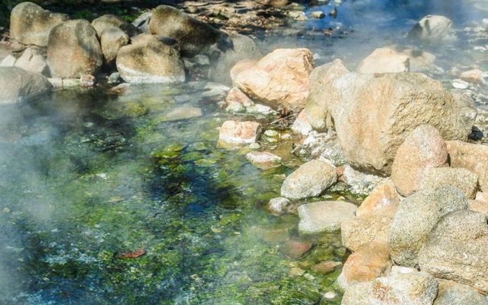 Bé gái 5 tuổi nguy kịch sau khi tắm suối nước nóng