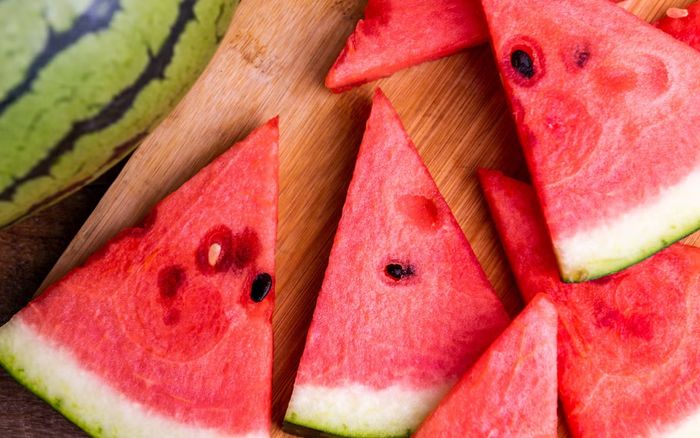 Tráng miệng bằng dưa hấu sau bữa ăn sáng, người đàn ông bị viêm ruột thừa