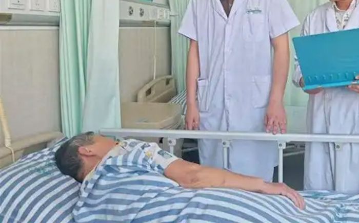 Ngồi lên tảng đá giữa trời nắng để nghỉ mệt, bà cụ bị bỏng mông nặng phải ghép da