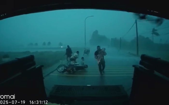 Clip tài xế xe bán tải giúp người phụ nữ cùng 5 bé nhỏ giữa cơn dông gây xúc động