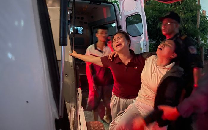 Tiếng khóc xé lòng của người thân khi nhận thi thể vụ lật tàu ở Hạ Long