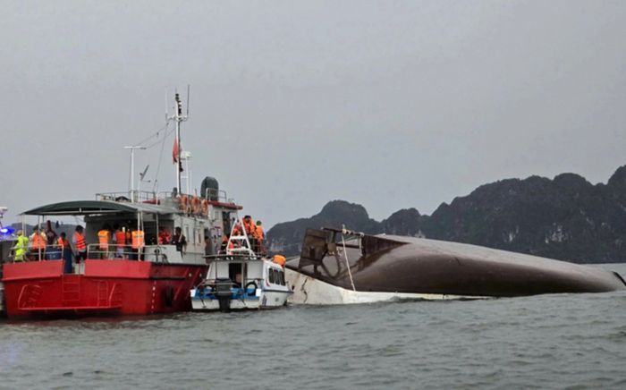 Quân đội dùng flycam tìm kiếm nạn nhân mất tích trong vụ lật tàu ở vịnh Hạ Long