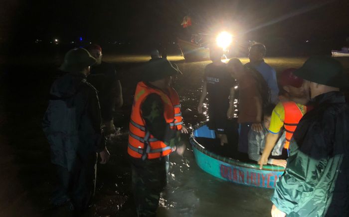 Thêm tàu du lịch chở 34 người đi câu mực đêm bị chìm trên biển Hà Tĩnh