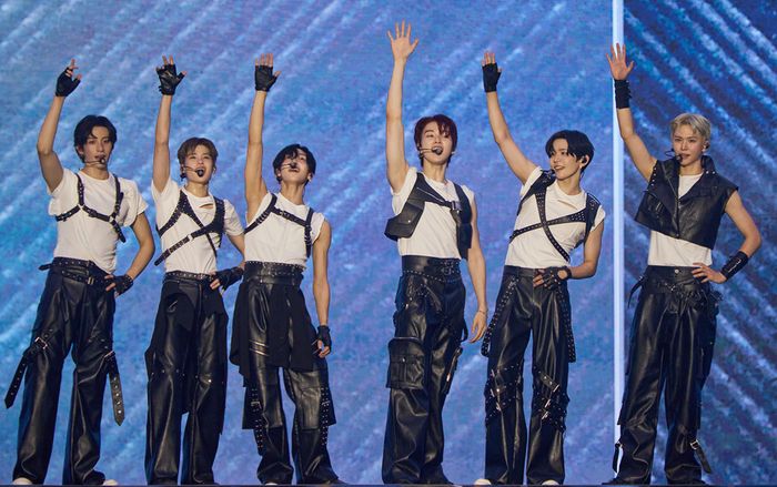 Nhóm nhạc bị chỉ trích vì tổ chức concert bất chấp bão lớn, khán giả bức xúc