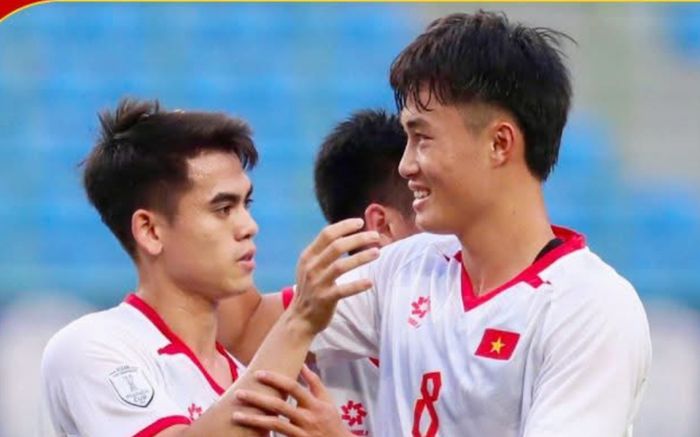 Khuất Văn Khang tài vượt tuổi vẫn đá giải trẻ