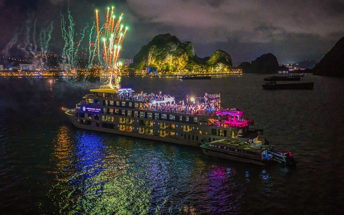 Du thuyền 5 sao xin lỗi vì bắn pháo hoa ngay thời điểm tìm kiếm nạn nhân lật tàu ở vịnh Hạ Long