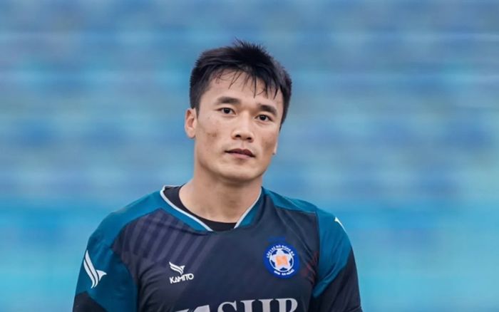 Thủ môn Bùi Tiến Dũng chơi hay, sáng cửa trở lại tuyển Việt Nam